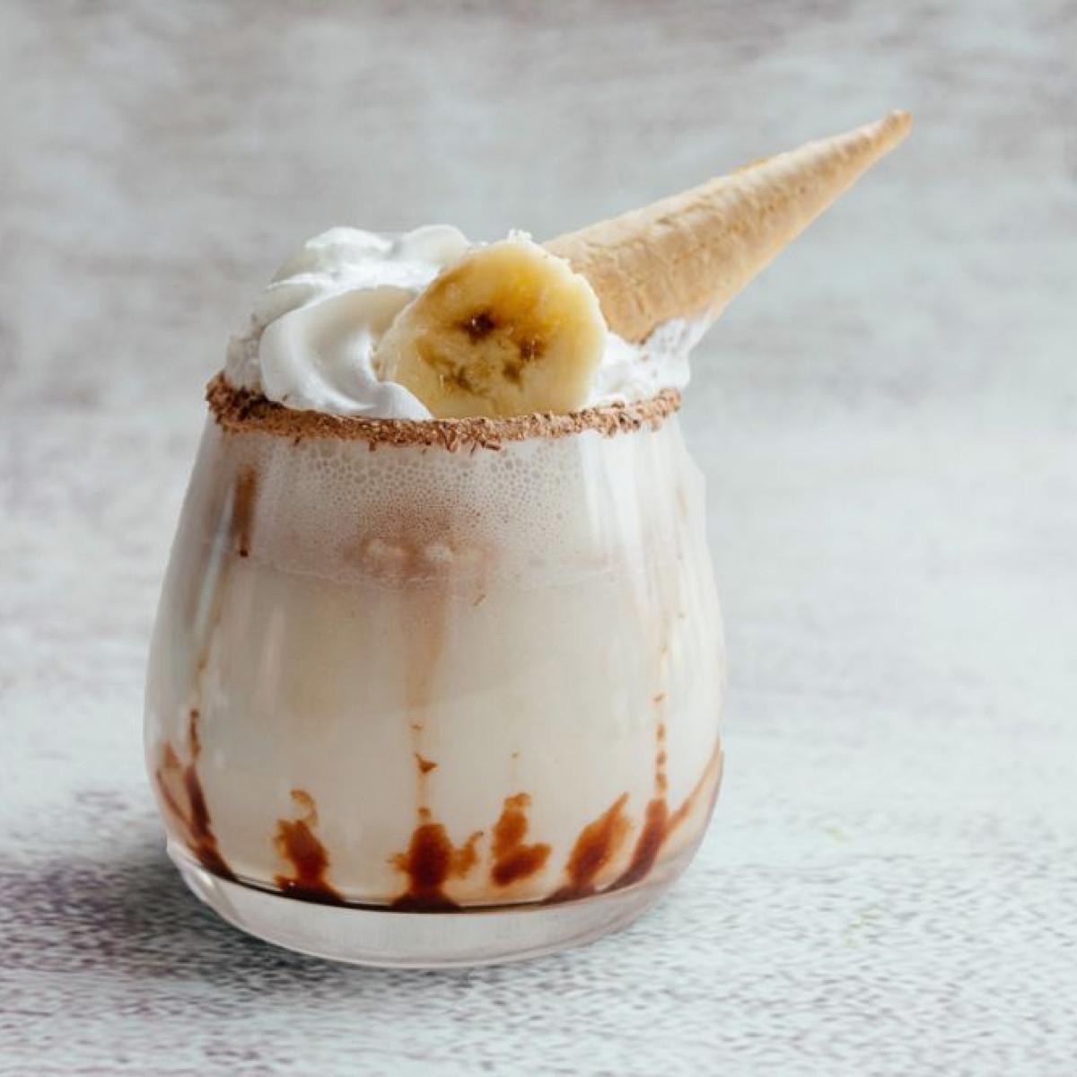 Мороженое банановое. Украшение из банана на коктейль. Банановое мороженое с карамелью. Коктейль мороженое банан.