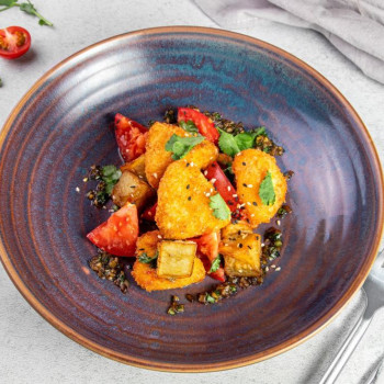 Салат с моцареллой и хрустящим баклажаном