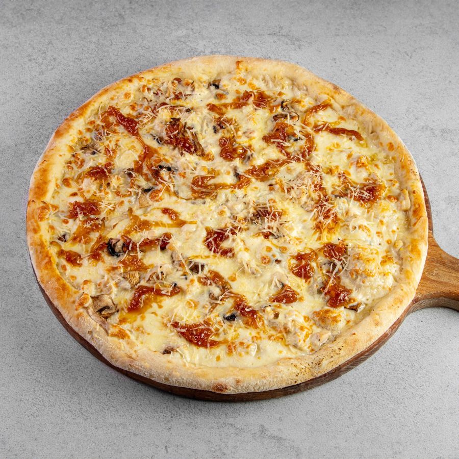 Пицца Жюльен с куриной грудкой и луком карамель