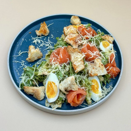 Салат Цезарь с сёмгой