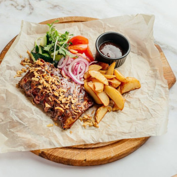 Глазированные свиные ребрышки барбекю с овощами