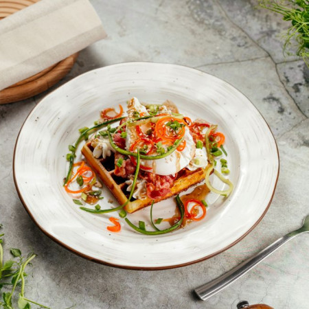 Вафля с беконом и яйцом пашотом