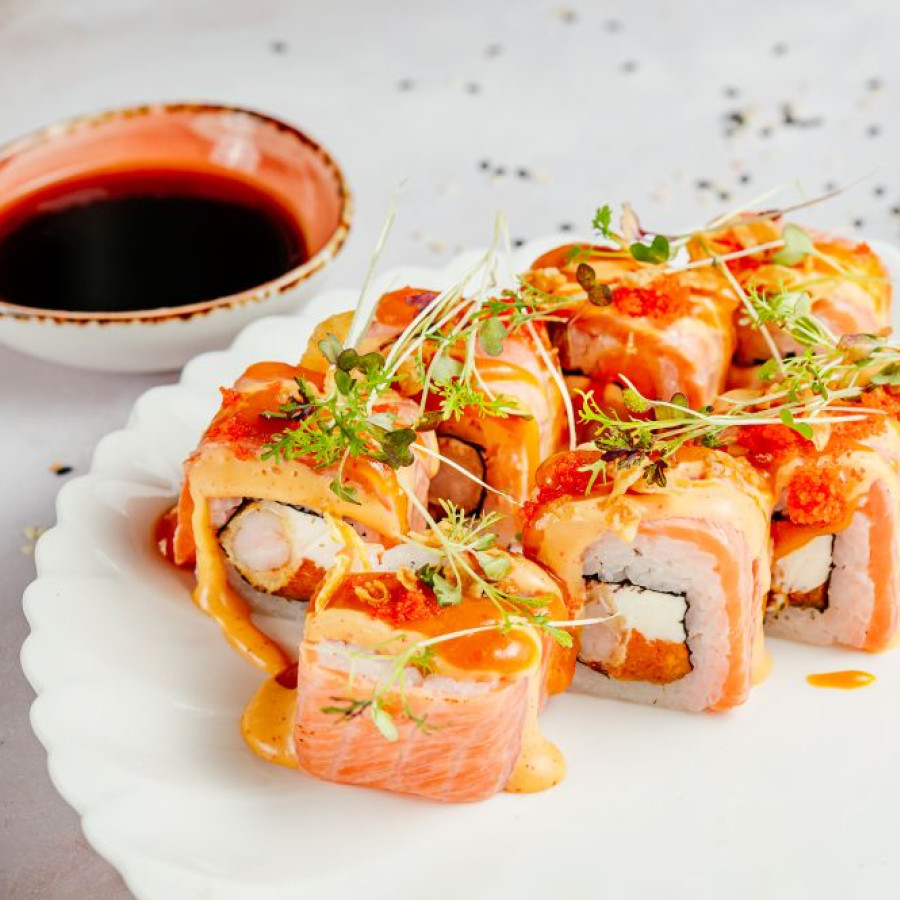 Ролл с обоженный лососем