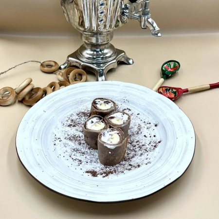 Блинчик сладкий с бананом и вяленой клюквой