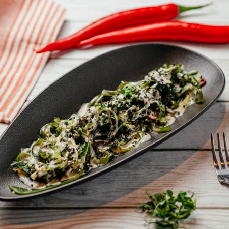 Салат Чука с ореховым соусом