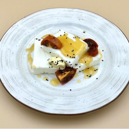 Птичье молоко с персиковым соусом и хурмой