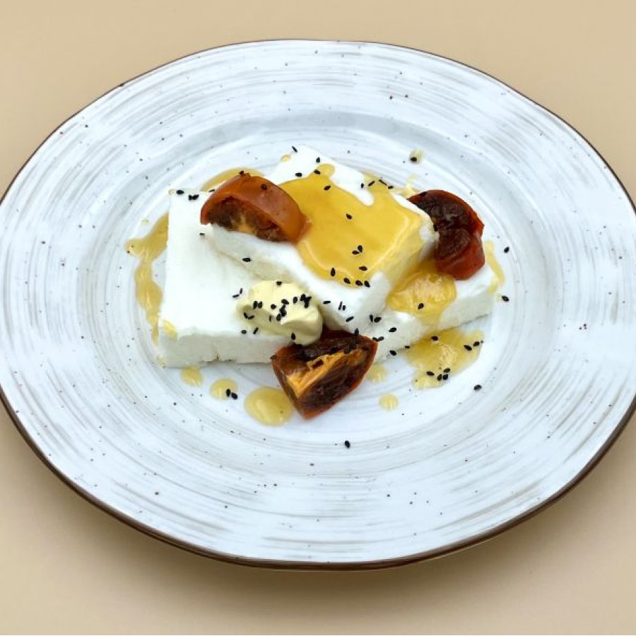 Птичье молоко с персиковым соусом и хурмой