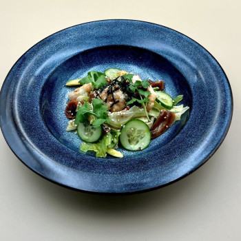 Салат с креветками и хурмой